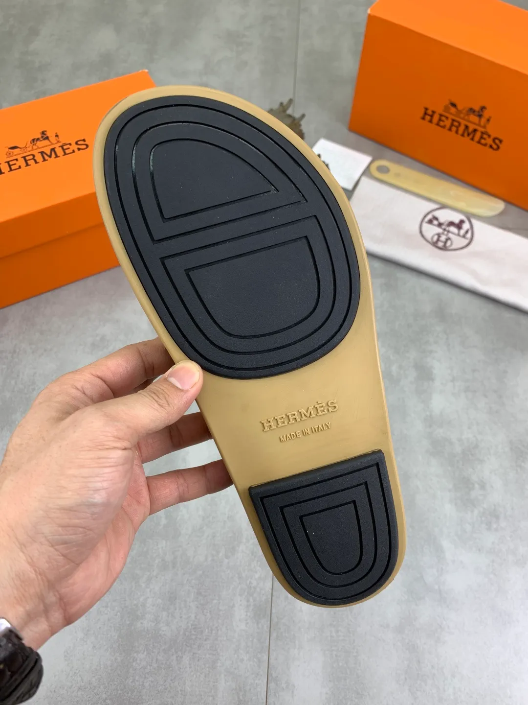 Men's shoes 💰P440 New [HERMES] high-end quality new Hermès slippers, made of imported silk calfskin, wear-resistant and non-slip rubber outsole. Fashionable and elegant code number: 39-44 (38 45 46 customized)